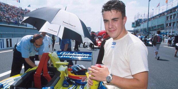 Im Dezember 2000 absolvierte Fernando Alonso in Barcelona seinen ersten Formel-1-Test für Benetton-Renault. 20 Jahre später bereitete er sich auf derselben Strecke mit demselben Team auf sein Comeback 2021 vor. Was sich in der Königsklasse seit seiner ersten Ausfahrt verändert hat, wollen wir in dieser Fotostrecke beleuchten!