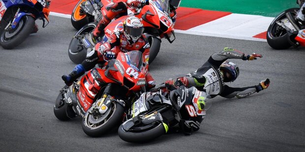 Barcelona: Johann Zarco und Andrea Dovizioso crashen in Kurve 2