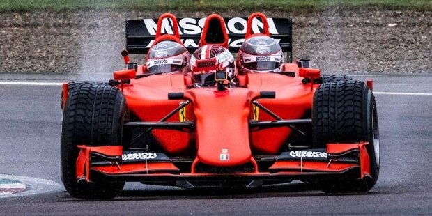 Charles Leclerc im Ferrari-F1-Dreisitzer
