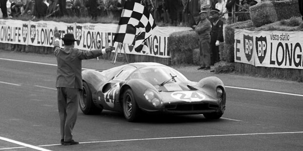 Bei den ersten 24 Stunden von Le Mans nach dem 2. Weltkrieg steht Ferrari 1949 erstmals am Start. Der 166 MM Barchetta siegt gleich auf Anhieb gegen die britische und französische Konkurrenz. Beachtenswert: Luigi Chinetti fährt auf zwei Ferraris insgesamt 22,5 Stunden. Er siegt auf der #22 gemeinsam mit Peter Mitchell-Thomson.