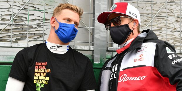 Am Abend des 1. September 2021 gab Kimi Räikkönen auf Instagram offiziell sein Karriereende bekannt. Der "Iceman" schrieb: "Das war's!" Was sagen seine Wegbegleiter und Konkurrenten im Fahrerlager zum Abschied? Wir haben einige Stimmen eingesammelt.