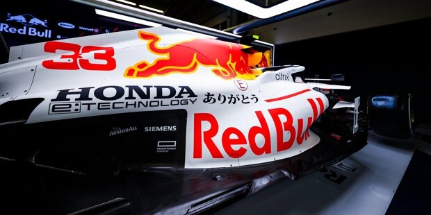 Red Bull fährt in Istanbul mit einem Spezialdesign, das eine Hommage an Motorenhersteller Honda ist. Hier gibt es die Bilder!
