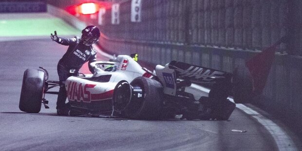 Mick Schumacher verunfallt im Qualifying zum Grand Prix von Saudi-Arabien in Dschidda schwer, übersteht den Highspeed-Crash laut ersten Informationen aber wohl unverletzt. Deshalb zeigen wir hier die Bilder von seinem Unfallauto und der Bergung durch die Ersthelfer.