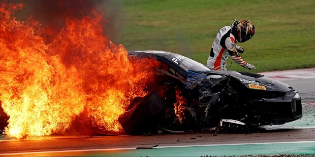 Feuerunfall von Dylan Pereira beim GTWC-Sprint-Finale in Barcelona