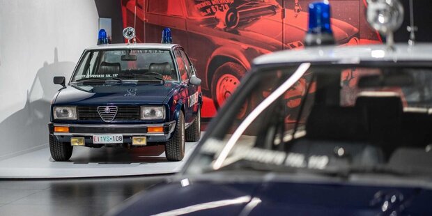 Sonderausstellung im Werksmuseum in Arese: Zum 110. Geburtstag von Alfa Romeo zeigt sich die Marke in der Uniform der Bundespolizei Italiens ...
