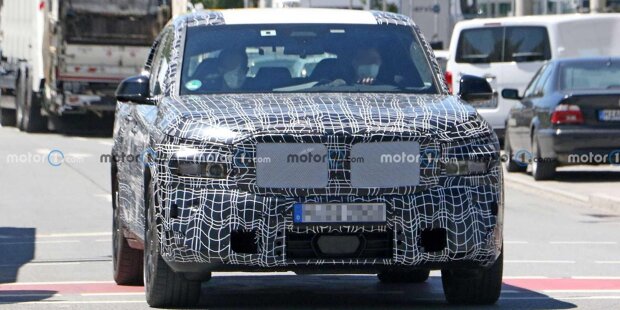 BMW X8 (2023) mit ungewöhnlichem Auspuff als Erlkönig erwischt