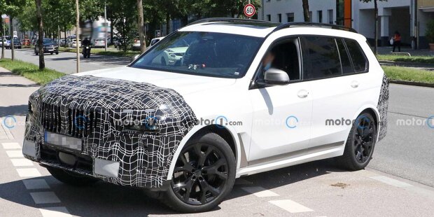 BMW X7 Facelift (2022) mit geteilten Scheinwerfern erwischt