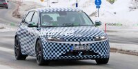 Hyundai Ioniq 5 N (2023) unter kariertem Tarnanstrich versteckt