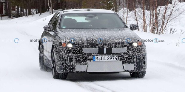 Neuer BMW M5 (2023) mit "Hybrid"-Aufklebern gesichtet