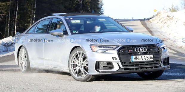 Audi S6 (2022) mit mittig montiertem Auspuff erwischt