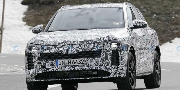 Audi Q5 (2023) mit weniger Tarnung erwischt