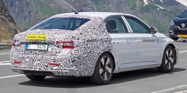 Skoda Superb (2023): Nächste Generation als "Mule" gesichtet