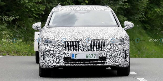 Skoda Superb Combi (2023) mit deutlich weniger Tarnung erwischt