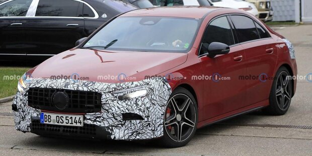 Mercedes-Benz CLA (2023) als wenig getarntes Facelift aufgetaucht