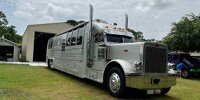 Das Kingsley Coach Motorhome ist halb LKW, halb Luxus-Camper