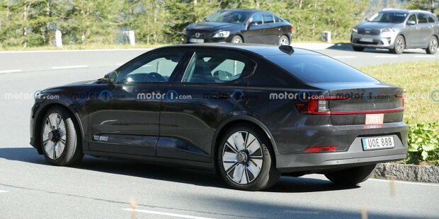 Polestar 2 zeigt sein Facelift fast ohne Tarnung