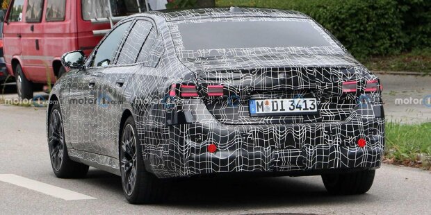 BMW 5er (2023) mit weniger Tarnung erwischt