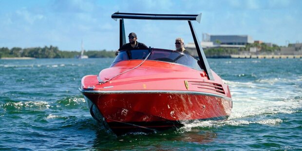 Riva-Motorboote und Autos, eine lange Liebesgeschichte