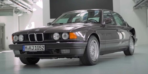 BMW 767iL (E32) zeigt seinen monströsen V16-Motor vor der Kamera