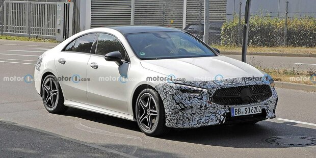 Mercedes-Benz CLA und CLA Shooting Brake als Facelift-Erlkönig erwischt