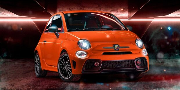 Abarth enthüllt 595 und 695 mit historischer Rennlackierung