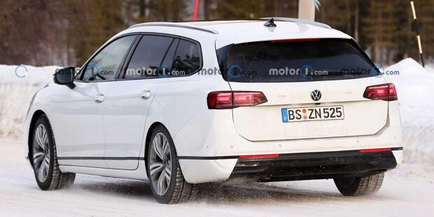 VW Passat Variant (2024) bei Wintertests erwischt