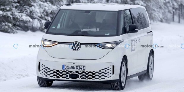 VW ID. Buzz LWB (2023) als Erlkönig ohne Tarnung erwischt