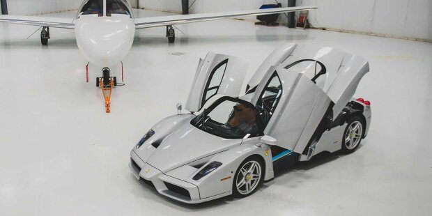 Dieser Ferrari Enzo ist ein Neuwagen und steht zum Verkauf