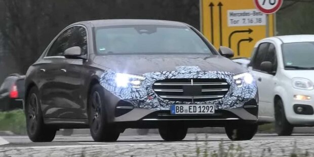 Neue Mercedes E-Klasse (2024) fast ungetarnt gesichtet
