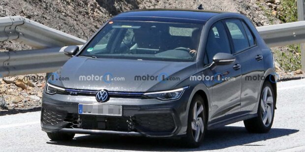 VW Golf GTE (2024): Facelift gibt Erlkönig-Debüt mit XL-Display