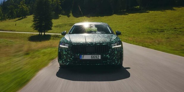 Skoda Superb Limousine (2024) zeigt sich auf offiziellem Teaser