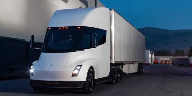 Tesla Semi: Rund 640 km möglich, dann Aufladen auf 80 Proenzt in 45 Minuten