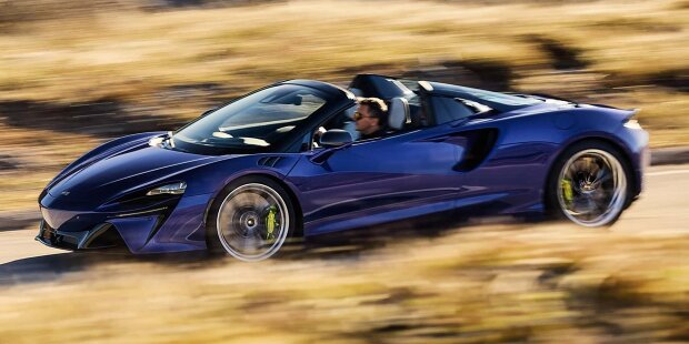 McLaren Artura Spider (2025) föhnt mit 330 km/h