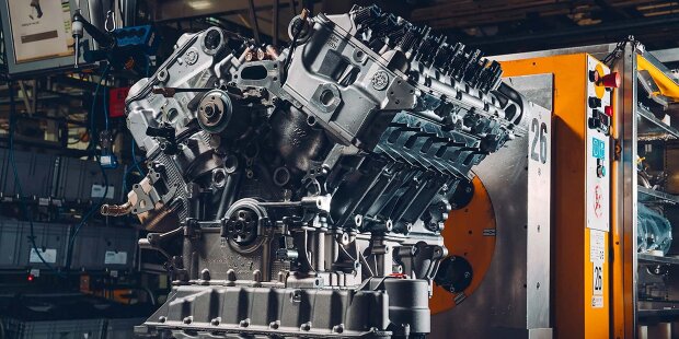 Der letzte Bentley W12-Motor wird in Crewe von Hand gebaut