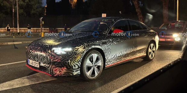Neuer Mercedes CLA, Erlkönigfotos im Verkehr von Rom