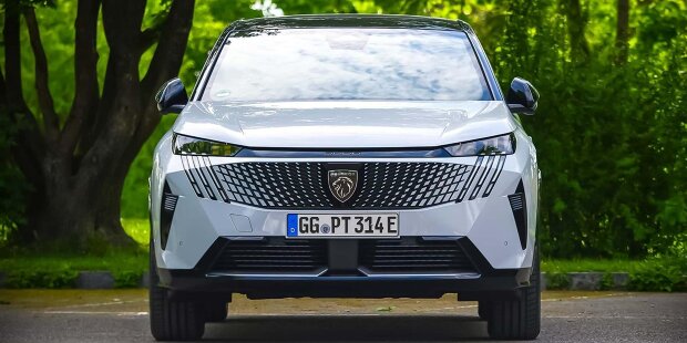 Peugeot E-3008 210 (2025) im Dauertest: Design trifft Alltag