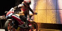 Marc Marquez malt mit Motorrad statt Pinsel
