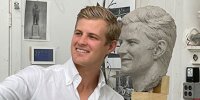 Marcus Ericsson steht Modell für die Indy-500-Trophäe