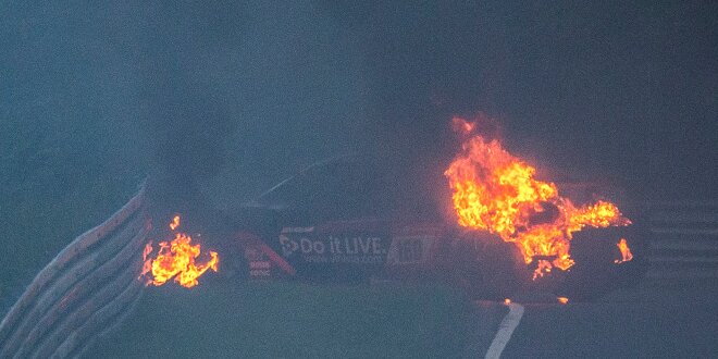 Schrecksekunde für Felix von der Laden -  KTM X-Bow brennt lichteroh!
