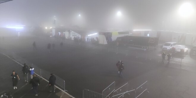 24h Nürburgring 2024 bis in den Morgen unterbrochen - Zu viel Nebel! Erinnerungen an 2021
