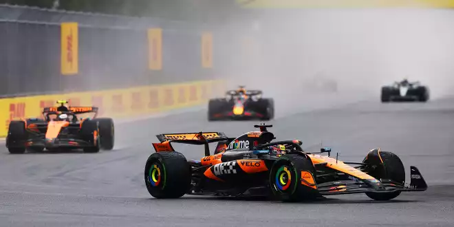 Kuriose Kollision Antonelli-Verstappen in der Box - Totales Chaos im Sprint!