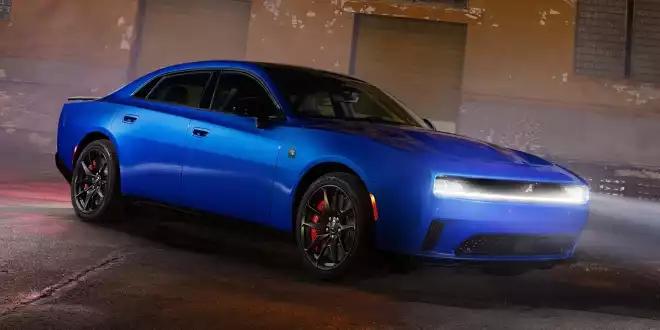  Das E-Muscle-Car kommt mit satten 670 PS und Fake-Auspuff -  Der Viertürer ist da 
