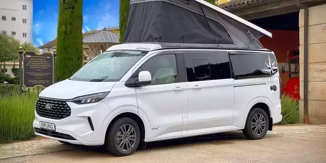 Ford Transit Custom-Campervan punktet mit festem Querbett -  Kompakter Camper mit Toilette