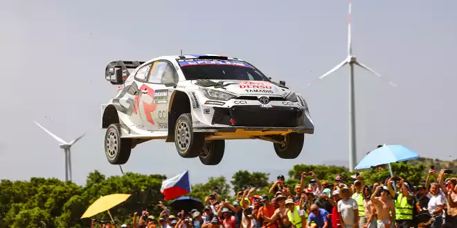 Nach Chaos-Tag: Ogier geht mit knapper Führung ins Finale - Brutaler Samstag auf Sardinien!