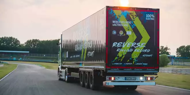 Neuer E-Lkw fährt 124,7 Kilometer ununterbrochen rückwärts - eActros 600 bricht Weltrekord