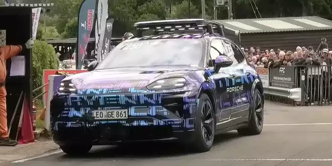Das Elektro-SUV ist auf einer historischen Strecke gefahren - Er zeigt sich bei einem Rennen