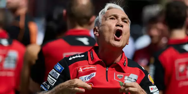 Davide Tardozzi versucht italienische Fans zu besänftigen - Pfiffe für Marc Marquez nach Sieg