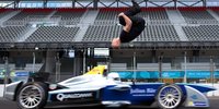 Crazy Stunt: Rückwärtssalto über Formel-E-Auto