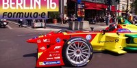 Ein Formel-E-Auto im Berliner Straßenverkehr