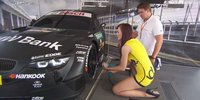 Gridgirl erklärt Pflichtboxenstopp